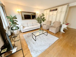 Living area - Location Appartement 3 pieces entre Tour Eiffel et Champs Élysées (Paris)