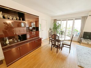 Dining - Location Appartement 3 pieces entre Tour Eiffel et Champs Élysées (Paris)