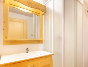 Bathroom - Mountain Apartment With Alpine Comfort (Saint-Sorlin-d'Arves)
