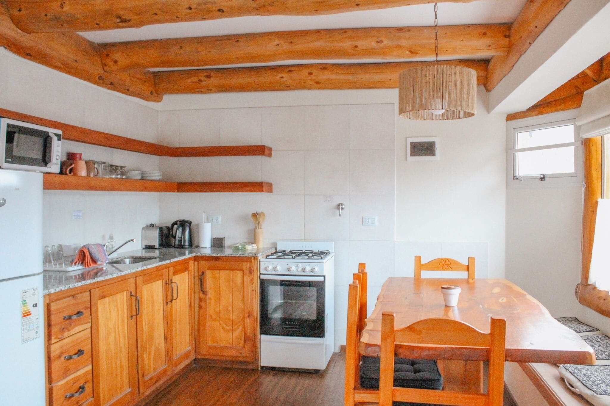 Apartamento | Cocina privada | Frigorífico grande, microondas, horno y placa de cocina