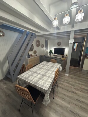 Dining - Vrbo Property (Lacanau)