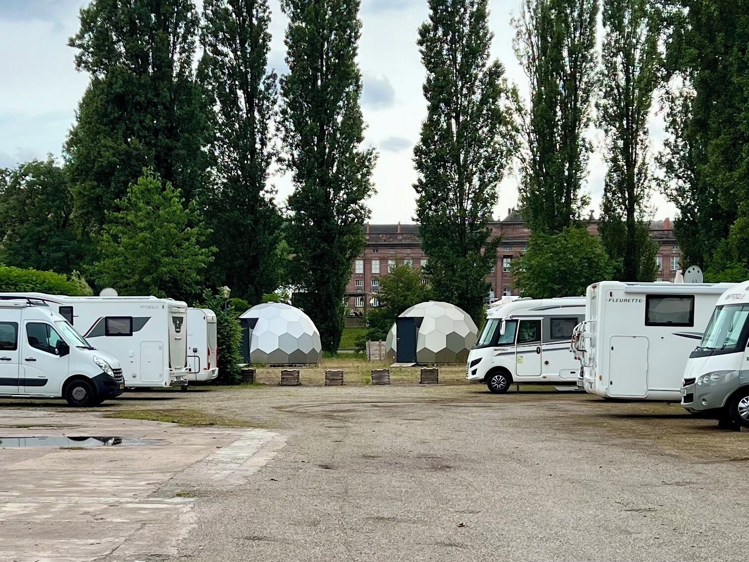 Un estacionamiento con varias caravanas y estructuras en forma de cúpula.
