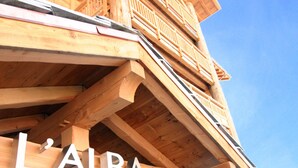 Une structure en bois portant l’enseigne « L’ALBA », indiquant qu’il s’agit d’un hôtel ou d’un complexe touristique.