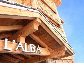 A wooden structure with the sign 'L'ALBA' indicating a hotel or resort. - Appartment in Vaujany (Les Deux Alpes)
