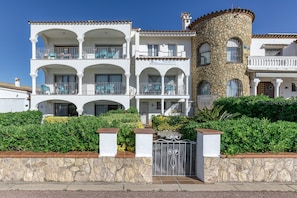 Exterior - Apartment 'Salins 3' with Sea View, Wi-Fi, and Air Conditioning (Empuriabrava)