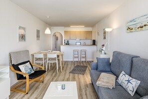 TV - Apartment 'Salins 3' with Sea View, Wi-Fi, and Air Conditioning (Empuriabrava)