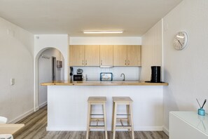 Interior - Apartment 'Salins 3' with Sea View, Wi-Fi, and Air Conditioning (Empuriabrava)