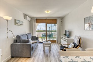 TV - Apartment 'Salins 3' with Sea View, Wi-Fi, and Air Conditioning (Empuriabrava)