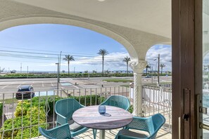 Outdoor dining - Apartment 'Salins 3' with Sea View, Wi-Fi, and Air Conditioning (Empuriabrava)