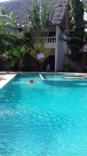 Una piscina al aire libre
