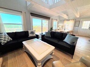 Smart TV - Seaside Siesta - Ocean Front, Private Beach Walkover, Charming (St. Augustine)