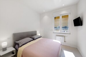 WiFi, bed sheets - Apartment 'Casa Chiara' with Air Conditioning (Genoa)