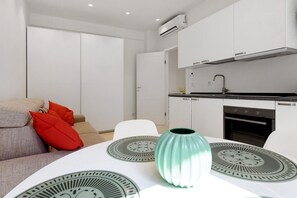 Interior - Apartment 'Casa Chiara' with Air Conditioning (Genoa)