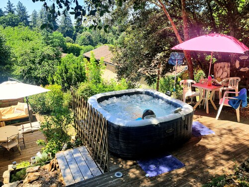 "La cazelle", dépendance réhabilité du 18° siècle, jardin et jacuzzi privatifs.