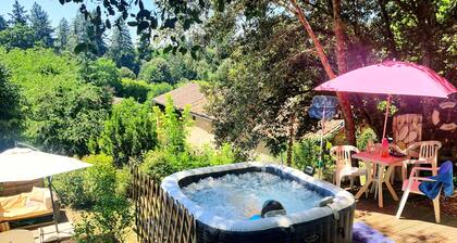 "La cazelle", dépendance réhabilité du 18° siècle, jardin et jacuzzi privatifs.