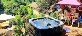 "La cazelle", rehabilitated 18th-century outbuilding, private garden and jacuzzi.