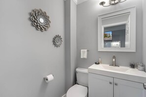 Regadera, toallas, jabón, papel de baño 