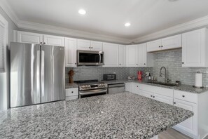 Refrigerador, microondas, horno y lavavajillas 