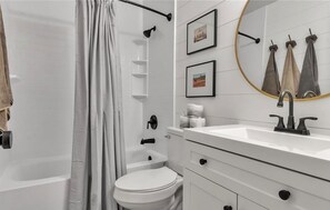 Hair dryer, towels, soap, toilet paper - Slopeside Retreat with Modern Mountain Style (Ellicottville)
