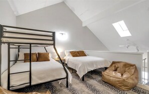 3 chambres, fer et planche à repasser, Wi-Fi, draps fournis