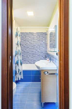 Ein Badezimmer mit Badewanne, Waschbecken und Toilette.