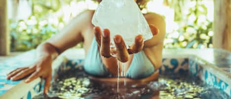 Deep-tissue massages, sports massages, massages on the beach, massages