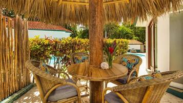Bungalow, Garden View, Beachfront | Tempat makan luar