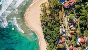 Plage, serviettes de plage, massages sur la plage, 4 bars de plage