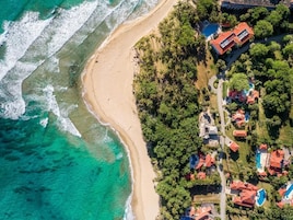 Una playa cerca, toallas de playa, masajes en la playa