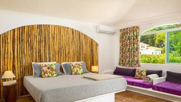 Bungalow, Garden View, Beachfront | Peti besi dalam bilik, seterika/papan seterika, Wi-fi percuma