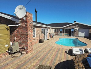 Outdoor pool - Menza Self-Catering apartment in George,Garden Route - South Africa. 
 (George)