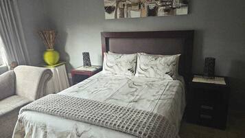 1 habitación, tabla de planchar con plancha, wifi gratis y ropa de cama
