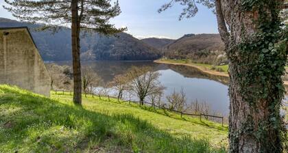 Spacious Landscape Stay for 4 by the Lake