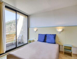 1 bedroom, bed sheets - Spacious Landscape Stay for 4 by the Lake (Miremont)