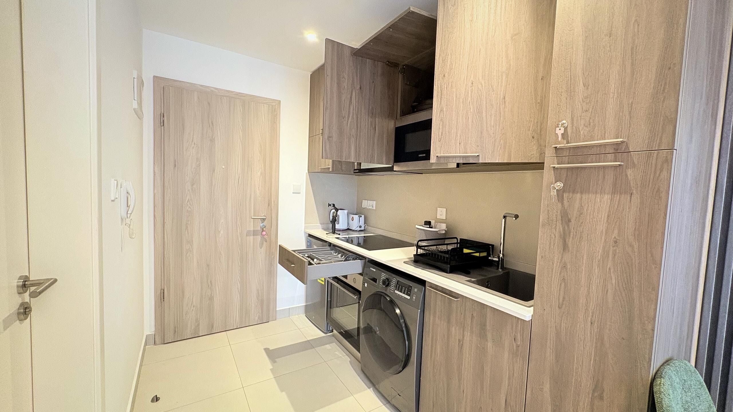 Studio Suite Deluks, balkon, pemandangan halaman | Dapur pribadi
