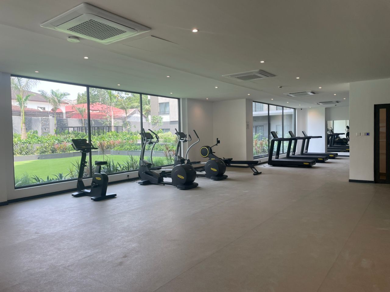Deluxe Studio Suite, Balcony, Courtyard View | Fitness facility