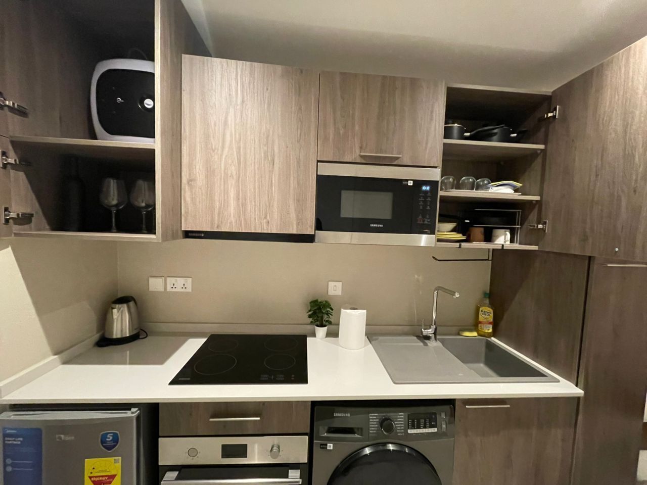 Deluxe Studio Suite, Balcony, Courtyard View | Private kitchen