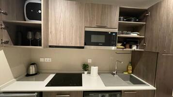 Deluxe Studio Suite, Balcony, Courtyard View | Private kitchen