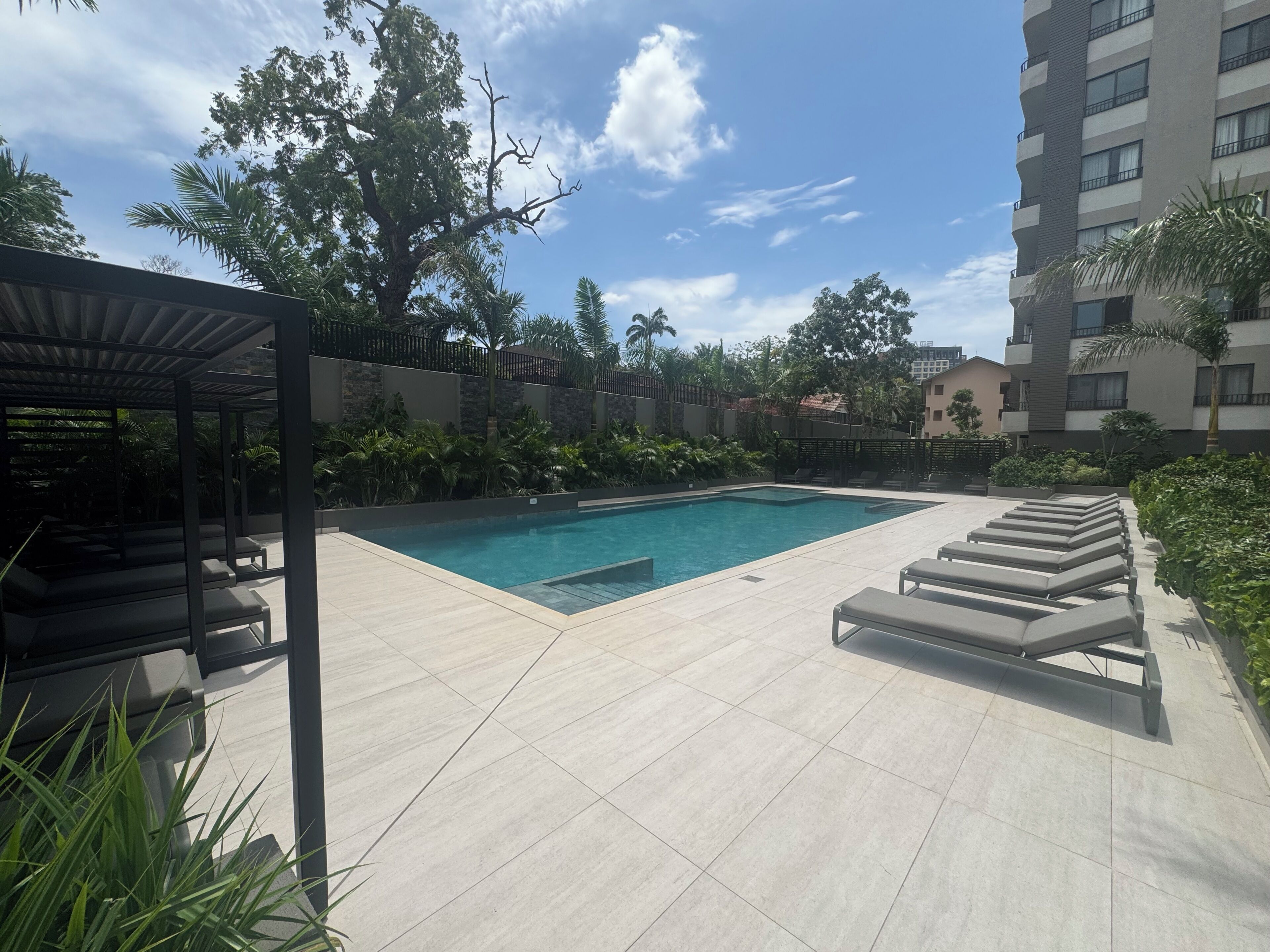 Una piscina al aire libre