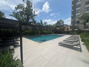 สระว่ายน้ำกลางแจ้ง