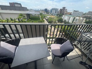 ห้องดีลักซ์สตูดิโอสวีท, ระเบียง, วิวสวนหย่อม | ลานระเบียง/นอกชาน