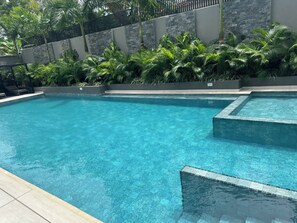 Una piscina al aire libre