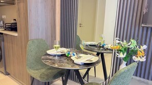 Studio Suite Deluxe, ban công, quang cảnh sân vườn | Bếp riêng