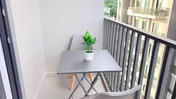 Deluxe-studiosviitti, parveke, nÀköala pihalle | Terassi/patio