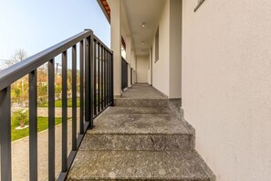 Eine Betonstufen Treppe mit Metallgeländer, die zu einer Aussichtsplattform führt.