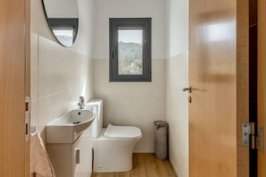 Bathroom - Vrbo Property (Povoa de lanhoso)
