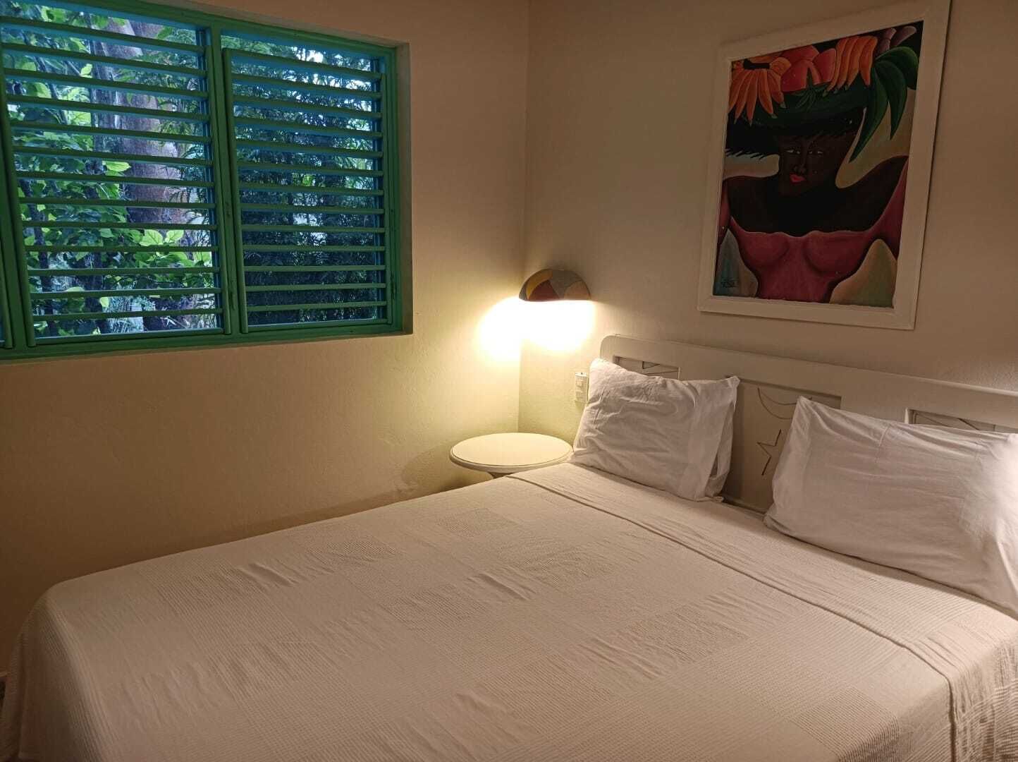 Villa tradicional, vista al jardín | Caja de seguridad en la habitación y espacio para trabajar con laptop 