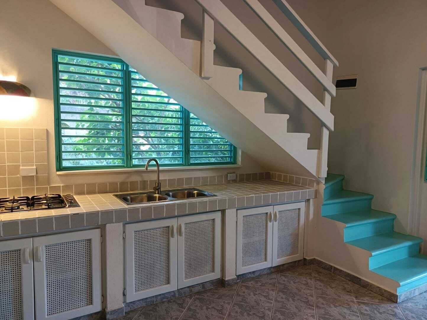 Traditionell villa - utsikt mot trädgården | Eget kök | Kylskåp, spishäll och grytor/köksredskap