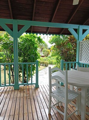 Villa tradicional, vista al jardín | Restaurante al aire libre