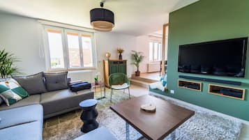 Smart-tv, ett bordtennisbord och böcker